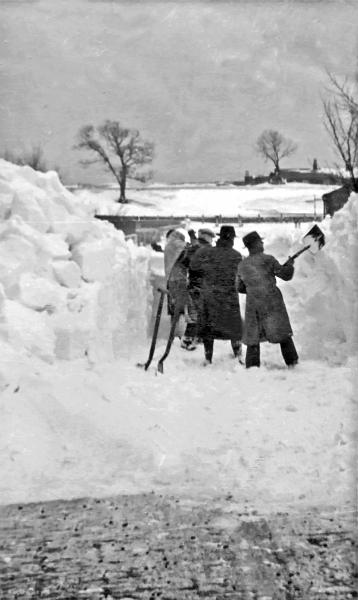 Snow Kayley Hill 1940.jpg - Clearing snow at Kayley Hill in 1940.